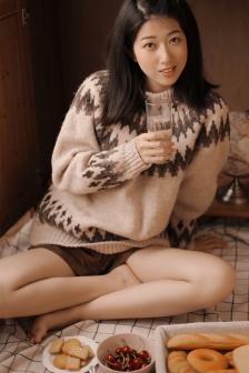 扒开她的内裤戳进她的蜜匀处